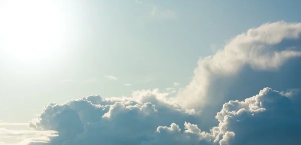 Schließen glänzende Wolken — Stockfoto