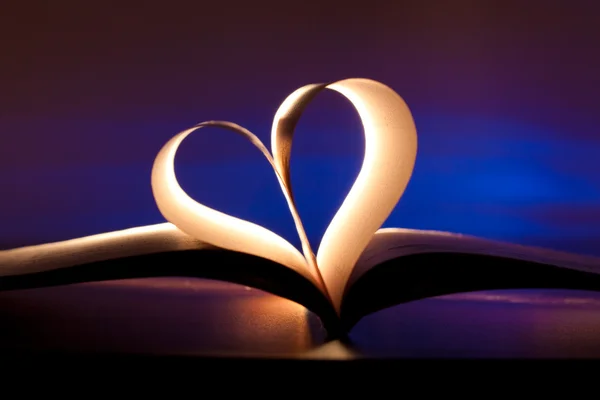 Open boek in rood hart vorm — Stockfoto
