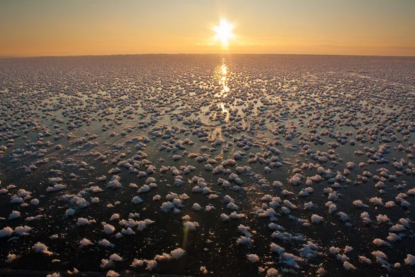 Mar no gelo e neve no inverno — Fotografia de Stock