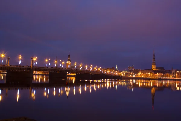Rivière de nuit avec pont — Photo