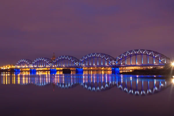 Fiume notturno con ponte — Foto Stock
