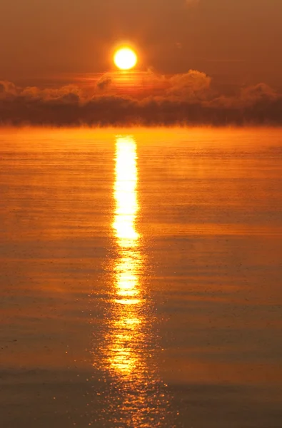 Pôr do sol sobre o mar gelado — Fotografia de Stock