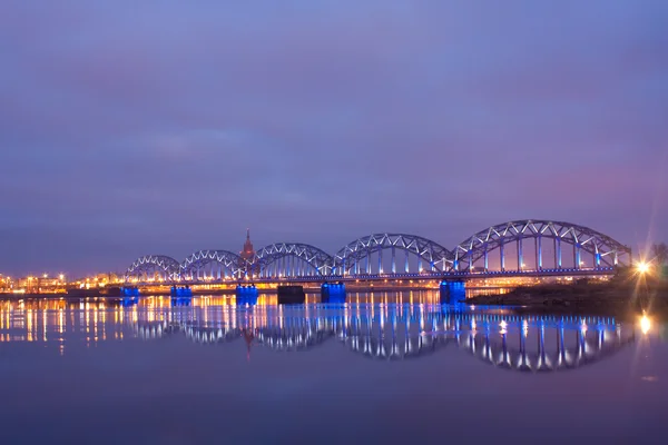 Νύχτα ποτάμι με την γέφυρα — Φωτογραφία Αρχείου