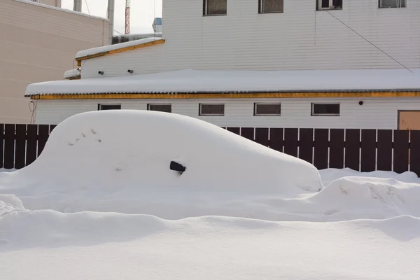 Bil i snowbank — Stockfoto