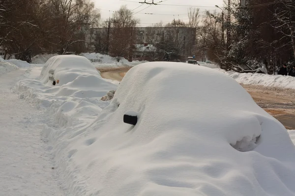 Snowbank에 자동차 — 스톡 사진