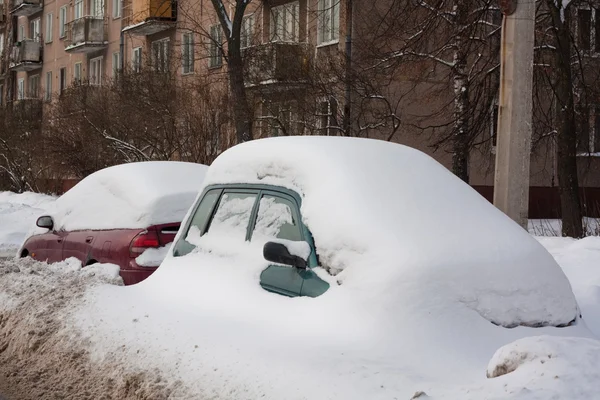 Αυτοκίνητο σε μάζα χιονιού — Φωτογραφία Αρχείου