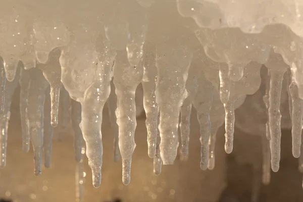 Kışın buz sarkıtları — Stok fotoğraf