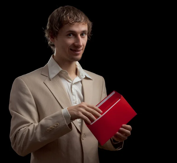 Homme tenant une lettre rouge — Photo