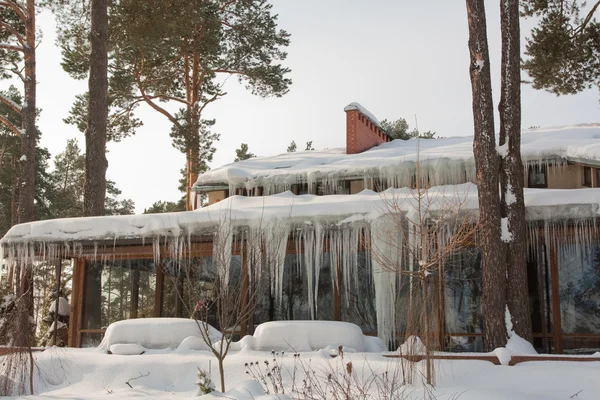 Jégcsapok üveg épület — Stock Fotó