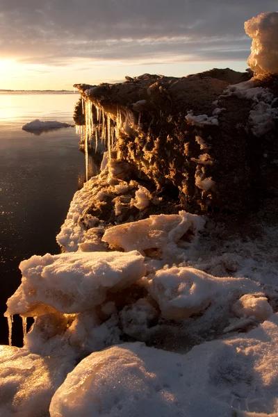 Tengerre a naplemente jégcsapok — Stock Fotó