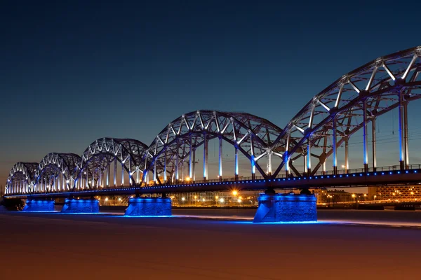 Most kolejowy w nocy — Zdjęcie stockowe