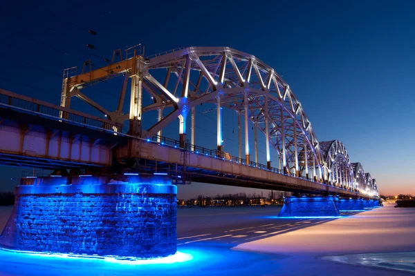 Järnvägsbro på natten Stockfoto