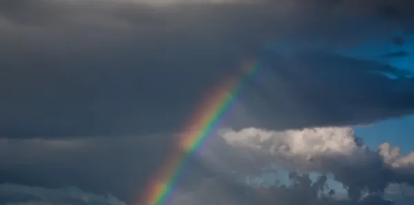 Arco-íris em nuvens th — Fotografia de Stock