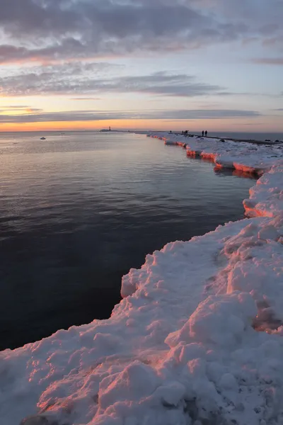 Море на закате с маяком — стоковое фото