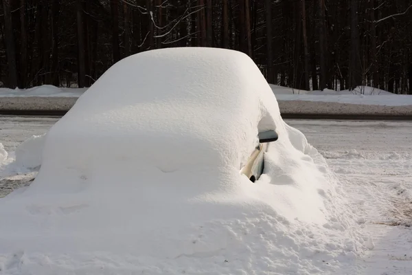 Snowbank에 자동차 — 스톡 사진
