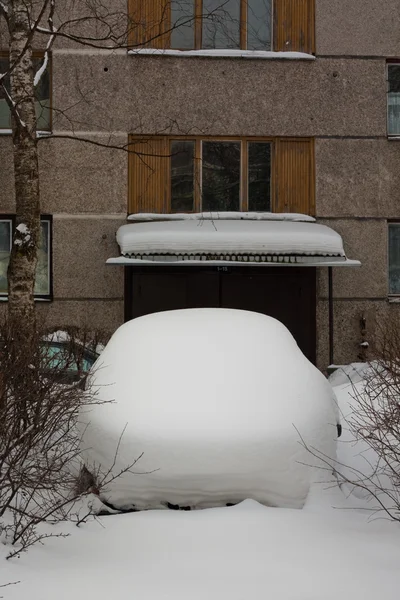 Auto in snowbank — Stockfoto