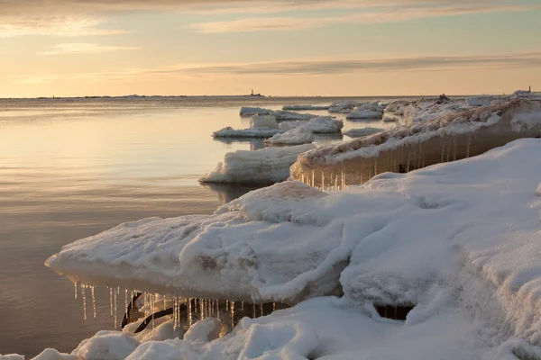 Mar ao pôr do sol com icicles — Fotografia de Stock