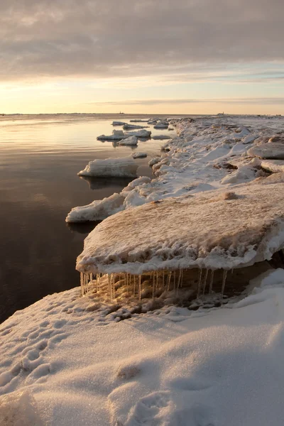Zee op zonsondergang met ijspegels — Stockfoto