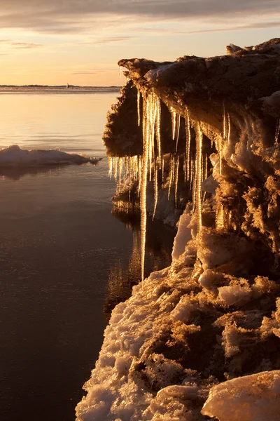 Mare al tramonto con ghiaccioli — Foto Stock