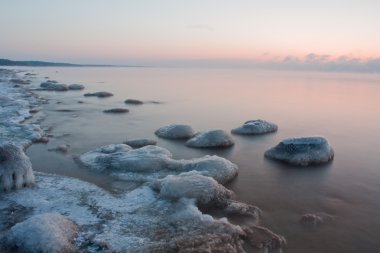 Deniz feneri ile günbatımı üzerinde