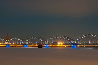 Gece demiryolu köprüsü