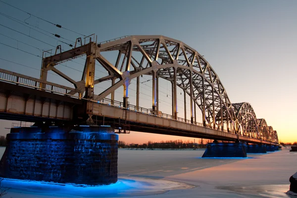 Järnvägsbro på natten — Stockfoto
