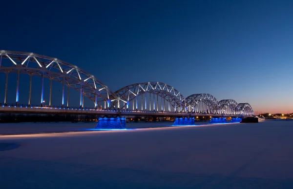Железнодорожный мост ночью — стоковое фото