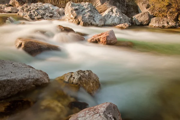 Водопад с камнями — стоковое фото
