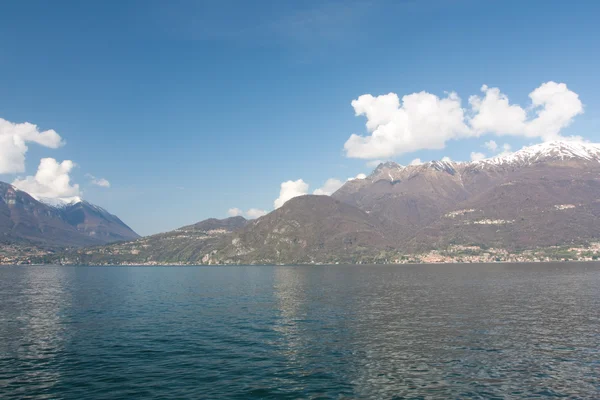 Berge am See — Stockfoto