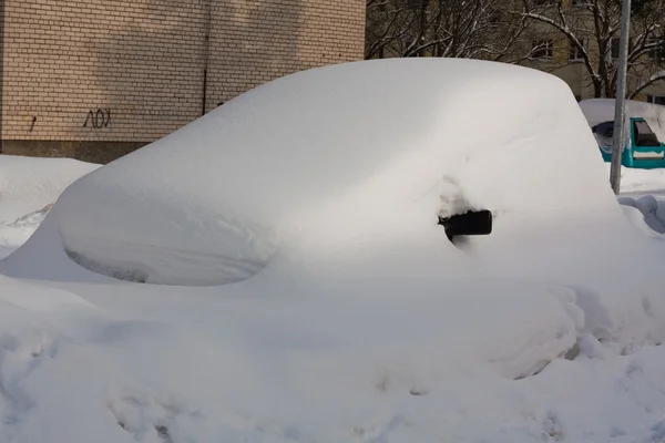 Αυτοκίνητο σε μάζα χιονιού — Φωτογραφία Αρχείου