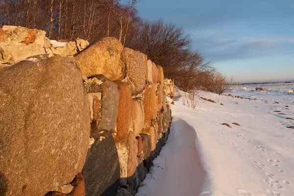 Кам'яна стіна взимку — стокове фото
