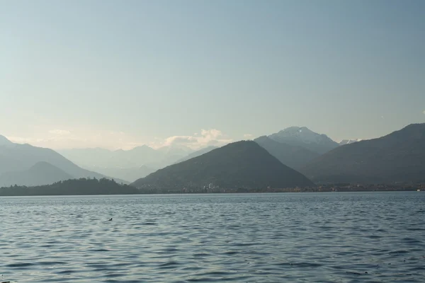 Góry w pobliżu jeziora — Zdjęcie stockowe