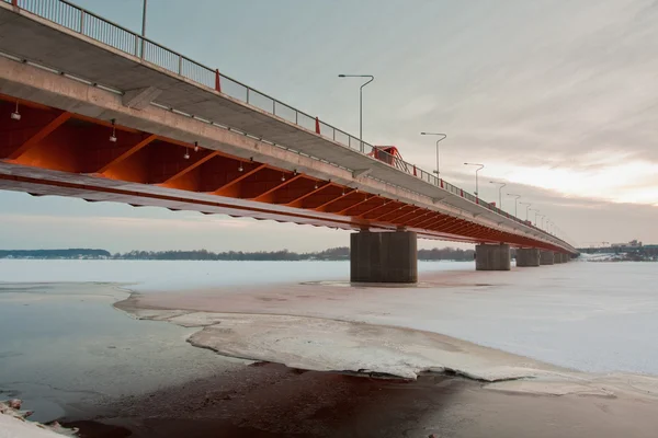 Río con puente al atardecer — Foto de Stock