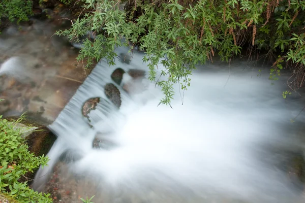 Wasserfall mit Steinen — Stockfoto