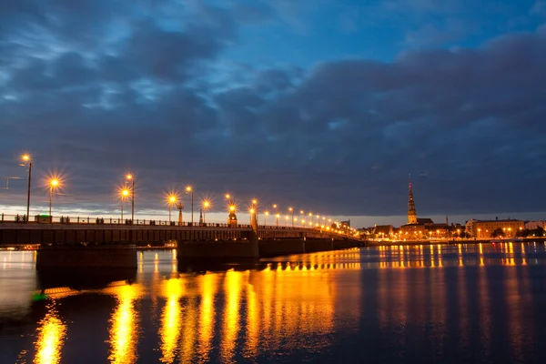 都市河川と空との夜のシーン — ストック写真