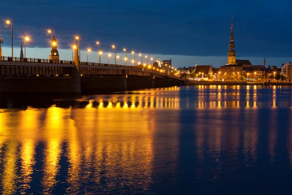 Scène nocturne avec rivière et ciel de la ville — Photo