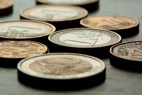Monedas en euros sobre la mesa en macro —  Fotos de Stock