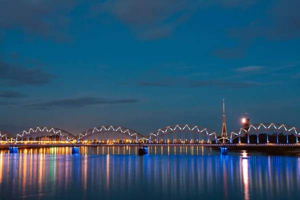 都市河川と空との夜のシーン — ストック写真