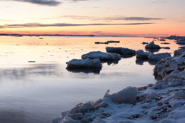Море на закате зимой — стоковое фото