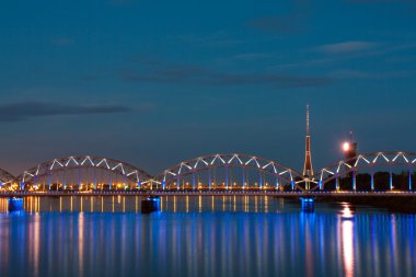 Şehir nehir ve gökyüzü gece çekimi