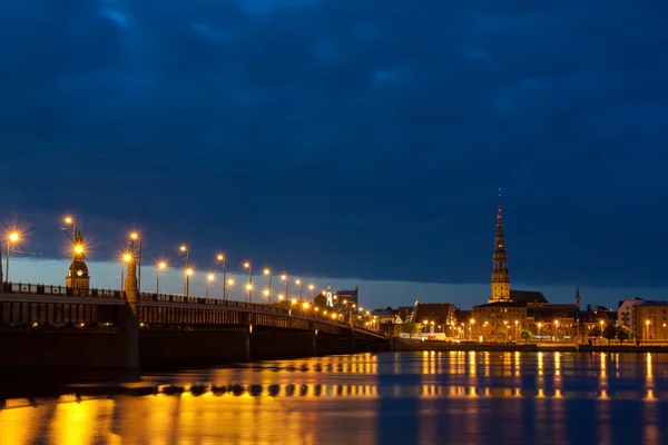 Scena notturna con fiume e cielo della città — Foto Stock