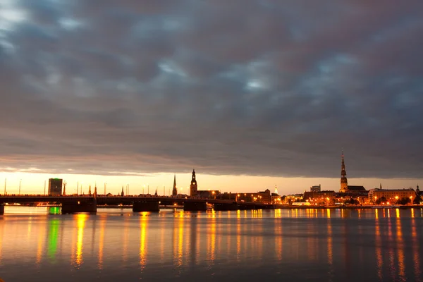 Нічна сцена з містом річкою і небом — стокове фото