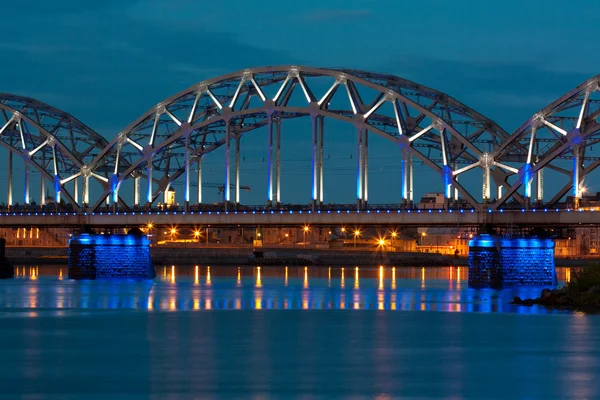 夜河与桥 — 图库照片