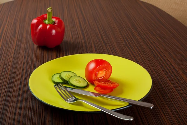 Warzywa na zielony talerz — Zdjęcie stockowe