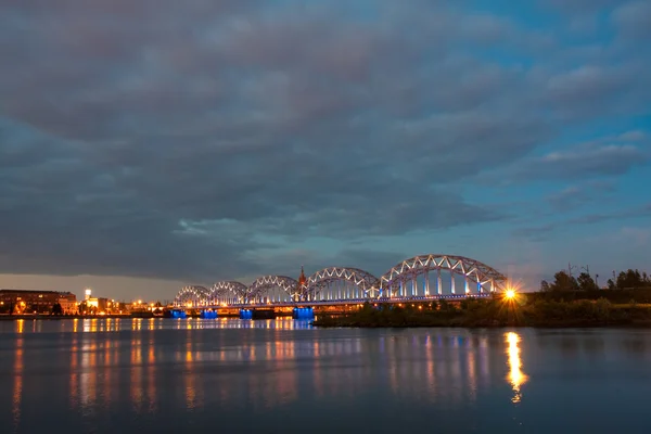 Éjszaka táj-val folyó város és a ég — Stock Fotó