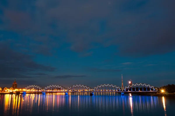 与城市河流和天空夜景 — 图库照片