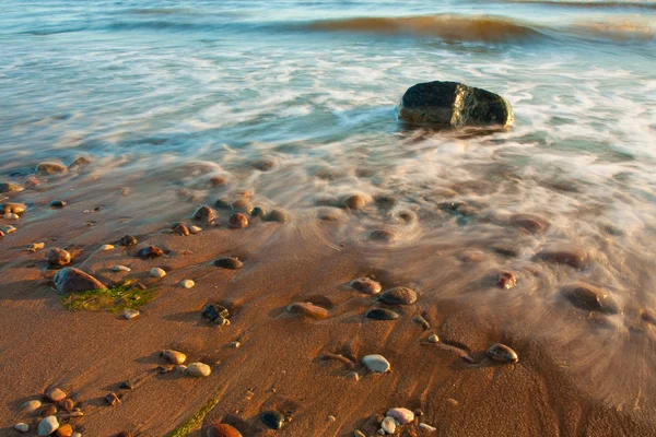 Mar con piedras —  Fotos de Stock