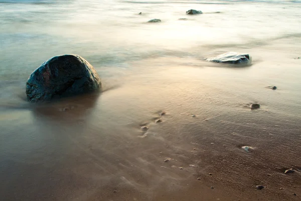 Zee met stenen — Stockfoto