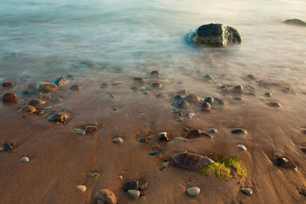 Zee met stenen — Stockfoto