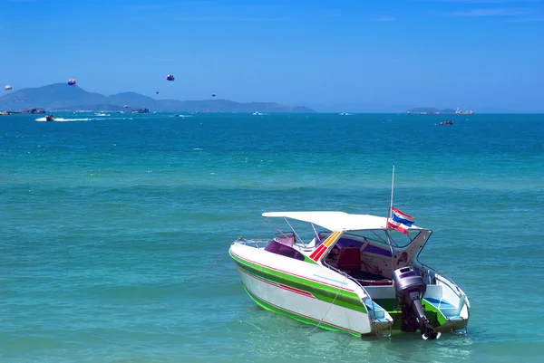 Motorowe łódź na wodzie, pattaya — Zdjęcie stockowe